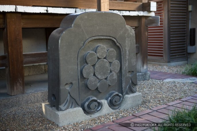 桜井神社の尼崎城の九曜紋の瓦