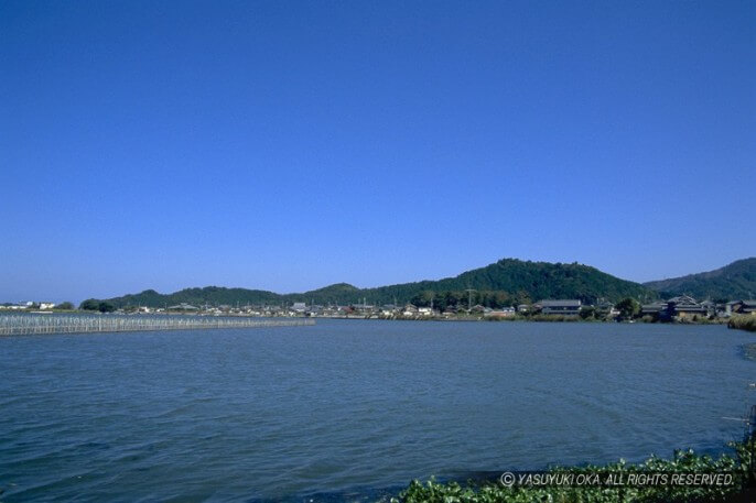 琵琶湖西ノ湖から安土城址を望む