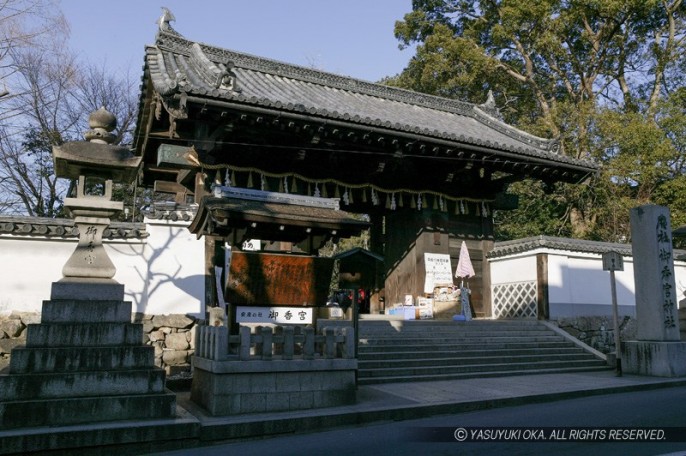 伝伏見城大手門（御香宮神社表門）