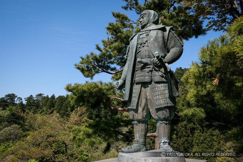 春日山城・上杉謙信銅像