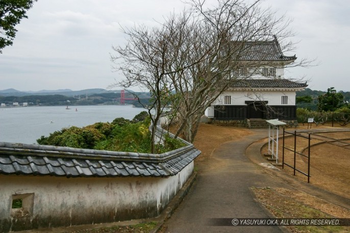 平戸城懐柔櫓と平戸大橋