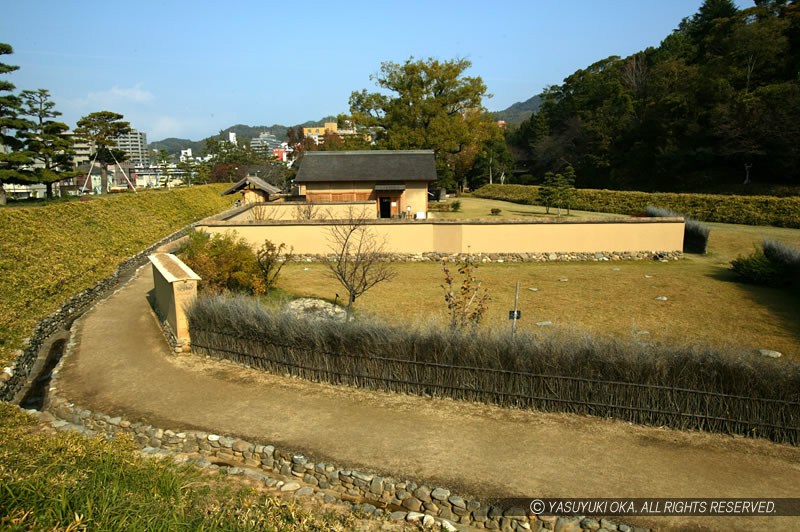 湯築城の復元武家屋敷と丘陵