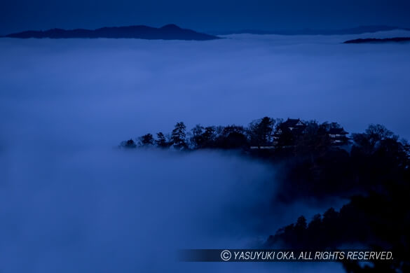 雲海から姿を現した備中松山城