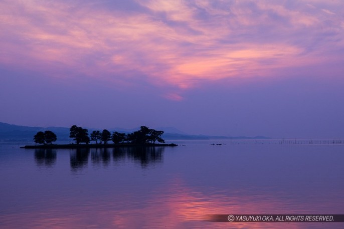 宍道湖の夕暮れ・嫁ケ島（堀尾忠晴建立・竹生島神社）