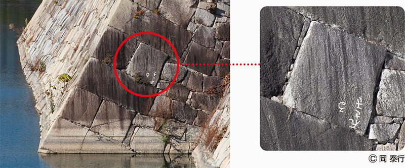 南外堀57号壁の角脇石「右わき る」