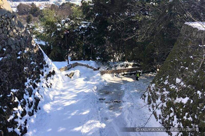 アイスバーンの登城路