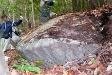 大野山東斜面に残された切り石 