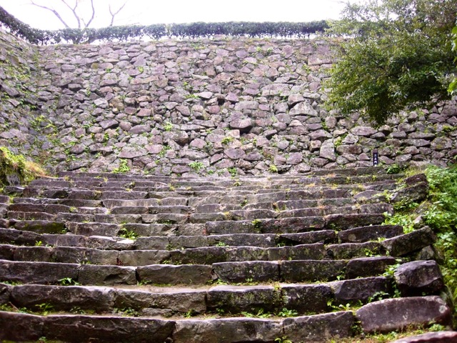 宇和島城本丸東面石垣と三之門跡