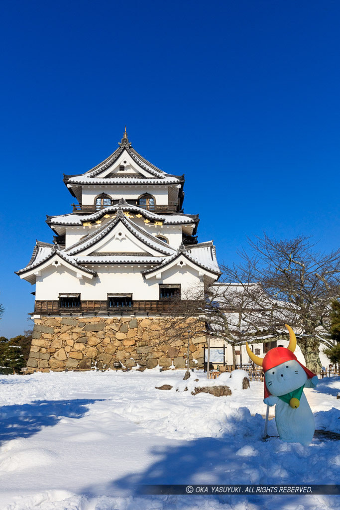 彦根城天守と雪とひこにゃん