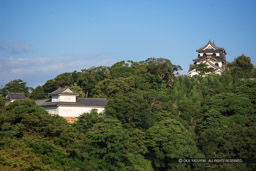 彦根城の天秤櫓・天守を望む・夏｜高解像度画像サイズ：4907 x 3275 pixels｜写真番号：VJ7Z6767｜撮影：Canon EOS-1Ds Mark II