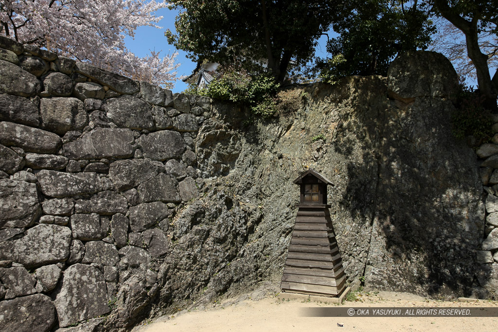 彦根城太鼓丸門前の岩盤と水路