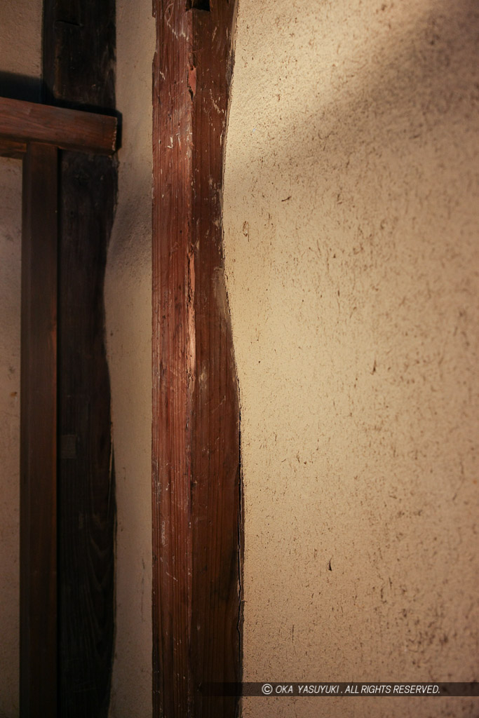 佐和口多聞櫓内部・長押を塗り込めた壁