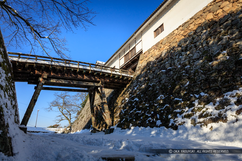 彦根城天秤櫓と廊下橋・雪