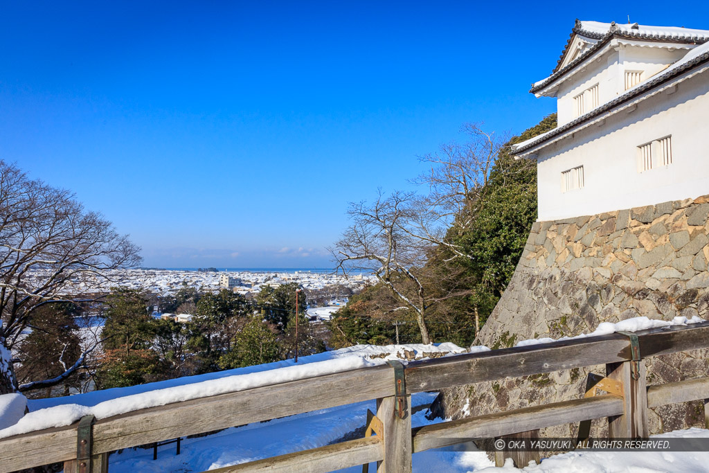彦根城廊下橋から琵琶湖を望む