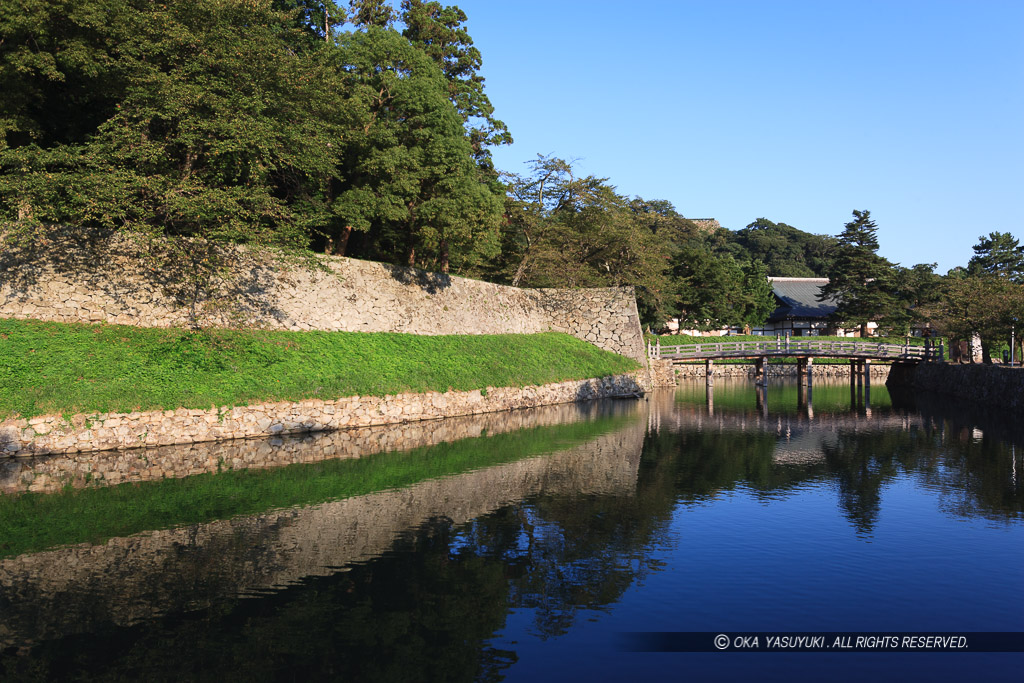 彦根城水堀・鉢巻・腰巻石垣と表門橋