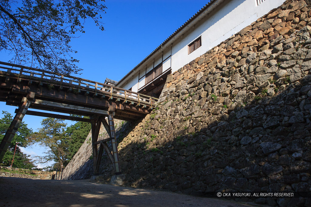 彦根城天秤櫓と廊下橋・東から