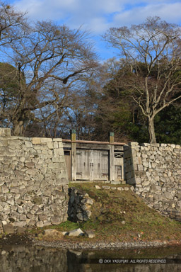 彦根城山崎口門｜高解像度画像サイズ：3744 x 5616 pixels｜写真番号：1P3J2917｜撮影：Canon EOS-1Ds Mark III