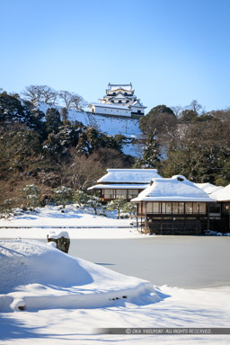 雪の玄宮園から彦根城天守｜高解像度画像サイズ：5727 x 8590 pixels｜写真番号：5DSA3807｜撮影：Canon EOS 5DS