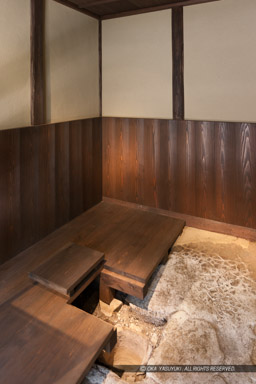 旧池田屋敷長屋門・長屋門内の馬屋｜高解像度画像サイズ：3057 x 4586 pixels｜写真番号：1P3J2786｜撮影：Canon EOS-1Ds Mark III