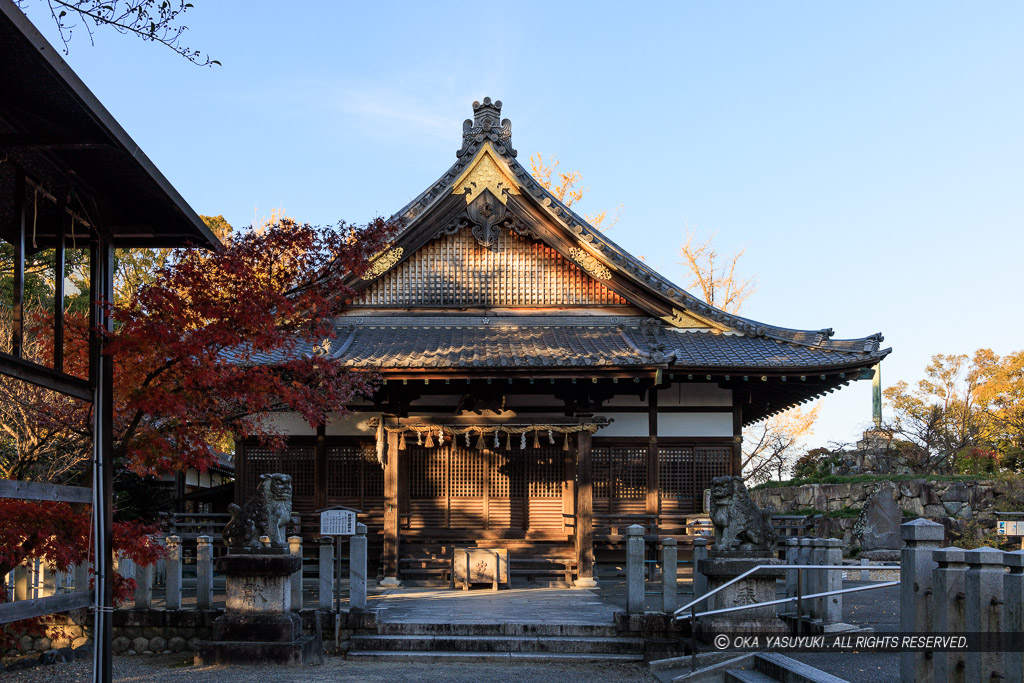 桑名城本丸跡に建つ鎮国守国神社と天守台跡