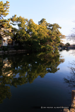 桑名城の水堀風景・本丸北側｜高解像度画像サイズ：5464 x 8192 pixels｜写真番号：344A6843｜撮影：Canon EOS R5