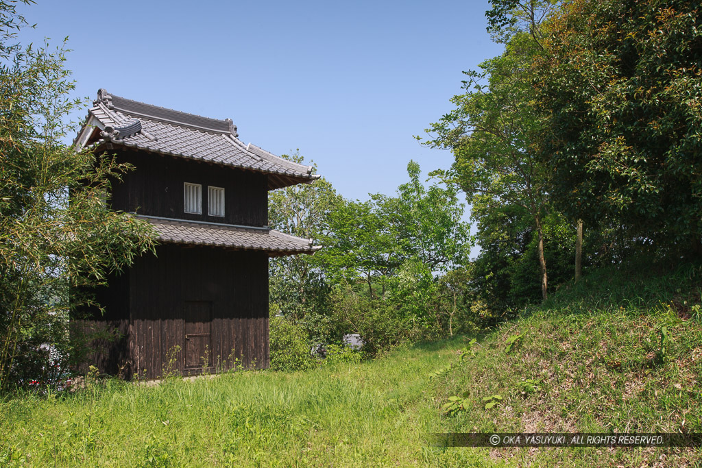 淡河城本丸脇に建つ模擬櫓