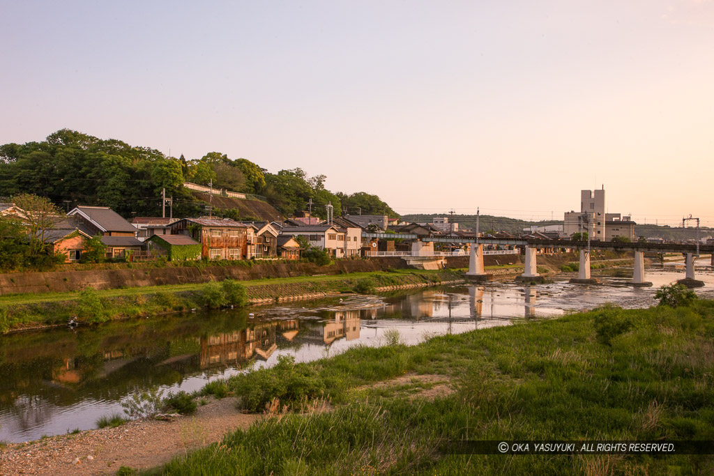 三木城遠景・美嚢川から望む