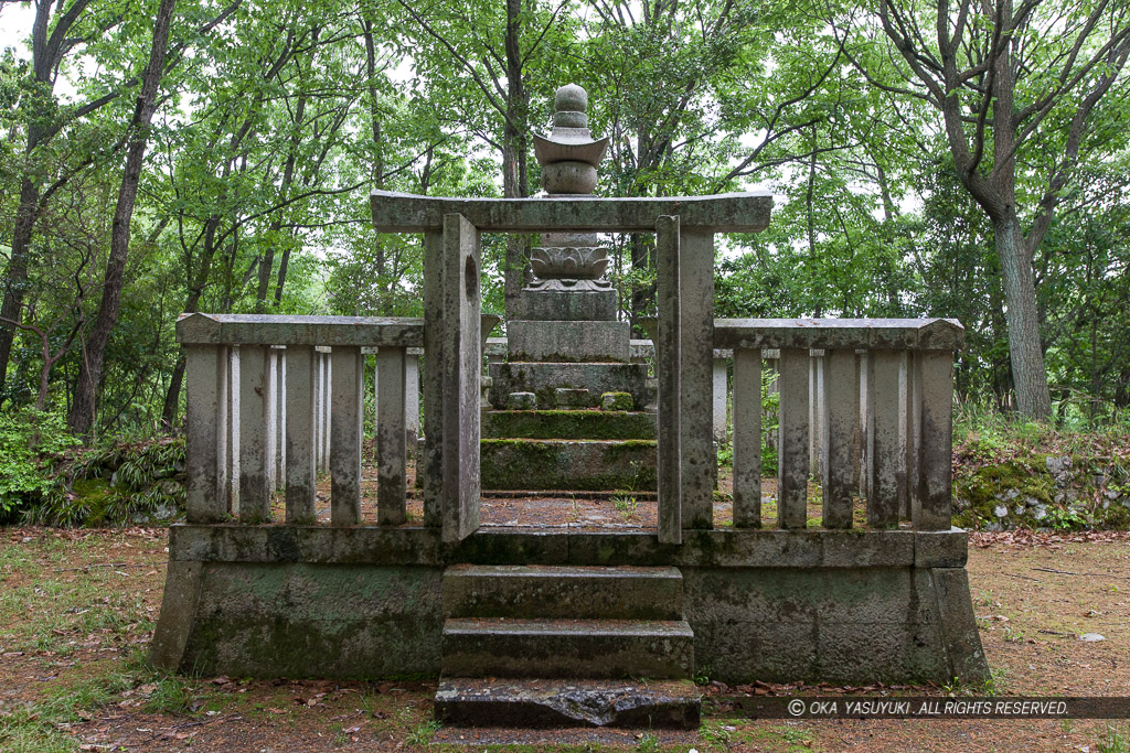 谷大膳衛好の墓・平田山砦跡