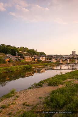 三木城遠景・美嚢川から望む｜高解像度画像サイズ：3571 x 5357 pixels｜写真番号：1P3J6290｜撮影：Canon EOS-1Ds Mark III