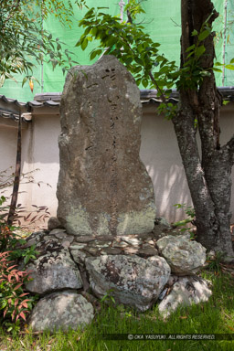 別所長治辞世の句碑・雲龍寺｜高解像度画像サイズ：3744 x 5616 pixels｜写真番号：1P3J6427｜撮影：Canon EOS-1Ds Mark III