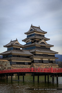 埋橋と天守・残照｜高解像度画像サイズ：5663 x 8495 pixels｜写真番号：5DSA4729｜撮影：Canon EOS 5DS