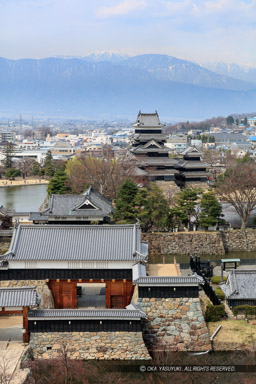 太鼓門と天守｜高解像度画像サイズ：5574 x 8360 pixels｜写真番号：5DSA5094｜撮影：Canon EOS 5DS